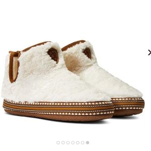 NWT Ariat Slippers